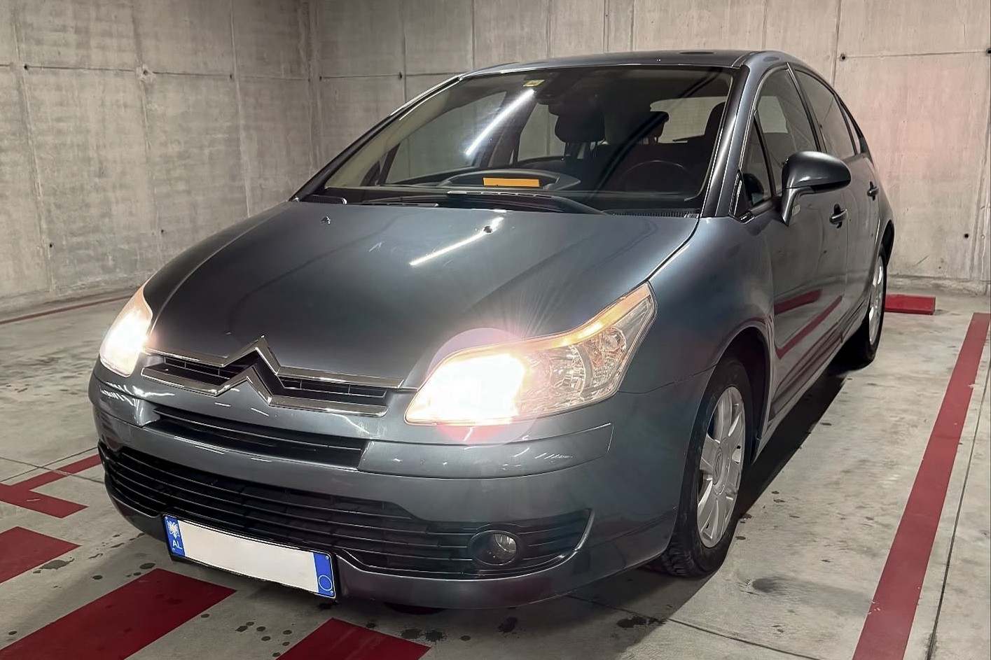 Front-left view of Citroën C4 rental car