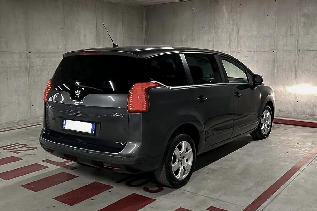Rear-right view of Peugeot 5008 rental car