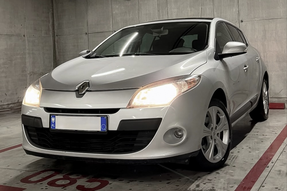 Front-left view of Renault Megane rental car