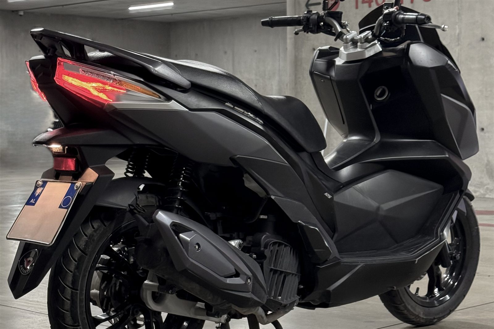 Left side view of Sym Jet X 125 scooter rental