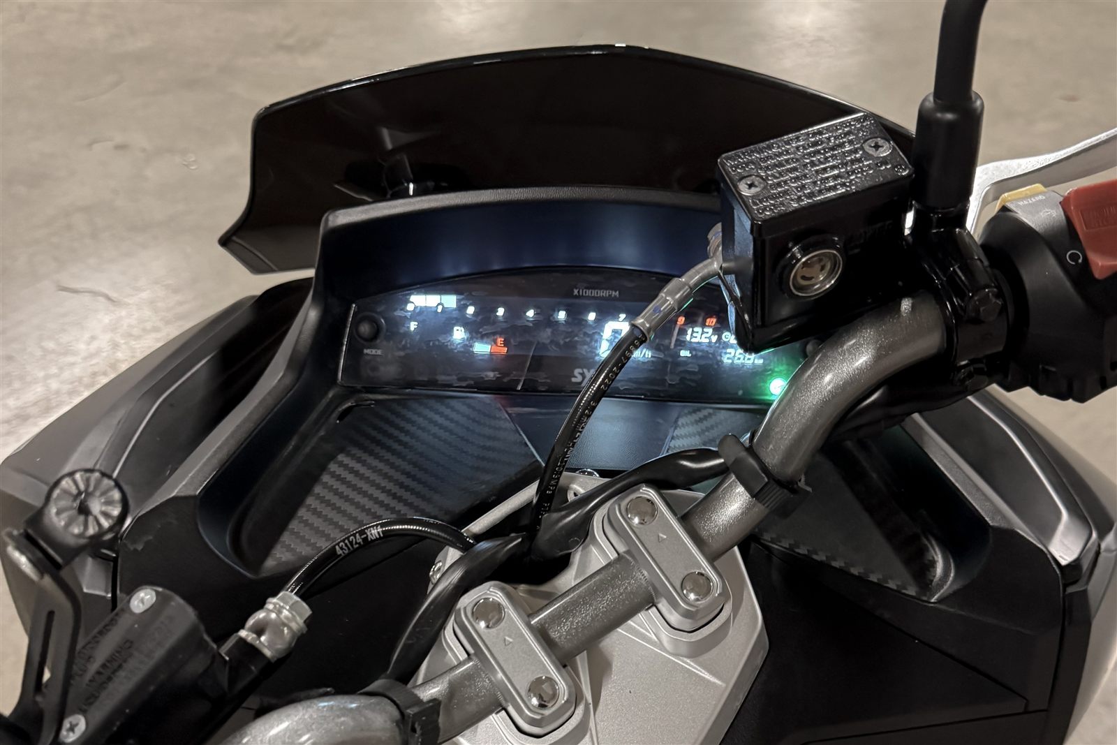 Right side view of Sym Jet X 125 scooter rental
